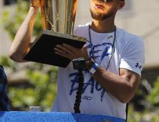 开云体育官方网站-勇士球迷聚集在球场庆祝总决赛胜利