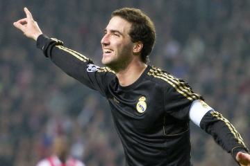 开云体育在线-绿茵魔术师，姆巴佩掌心起舞，大黄蜂军团碾压式征服