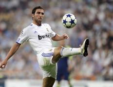 开云体育在线-教科书般的防守艺术，阿劳霍如何以希腊防线化解丹麦风暴