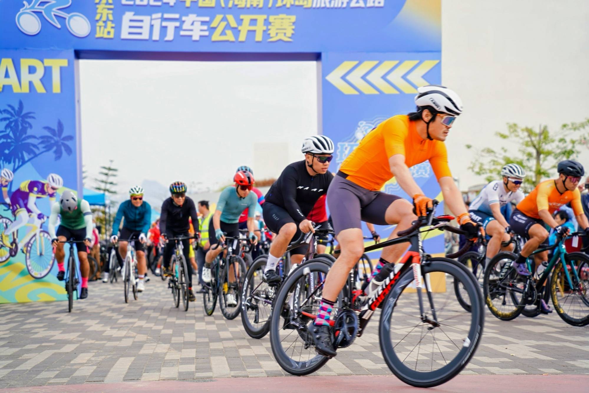 开云下载-全力冲刺！男子自行车公路赛落幕筹备