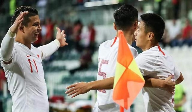 开云体育平台APP-足球比赛中球员展现出色技术技巧