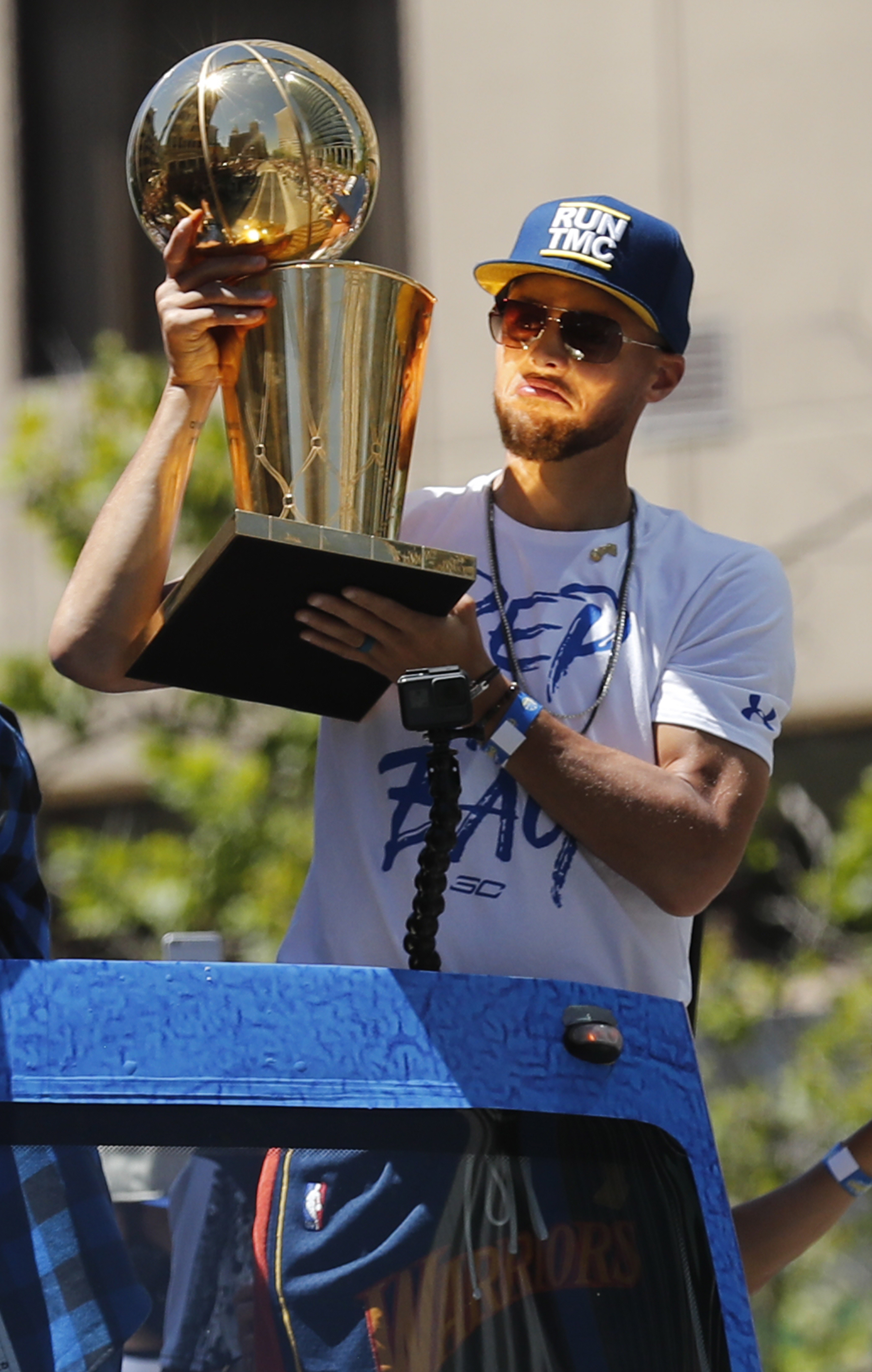 开云体育官方网站-勇士球迷聚集在球场庆祝总决赛胜利