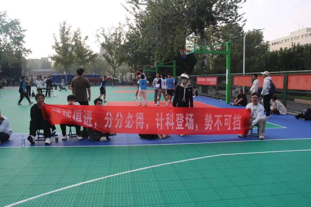 开云体育官方网站-篮球赛场上的对决如火如荼,球迷热情高涨